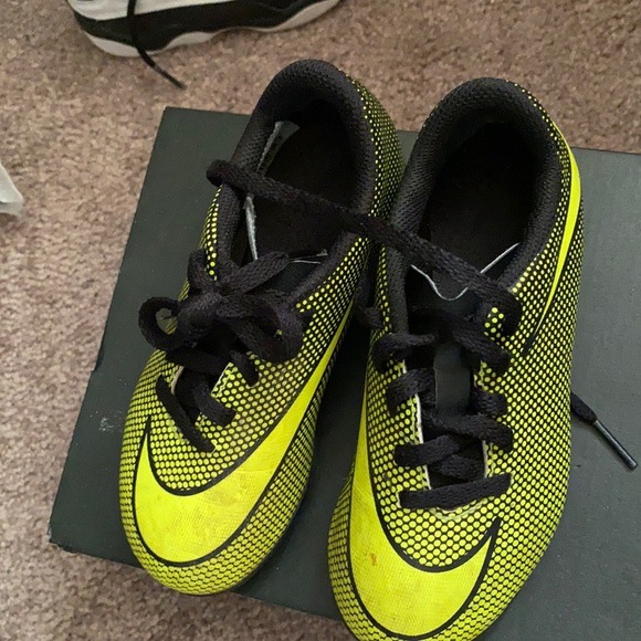 Nike Soccer Cleats - Picture 1 of 3